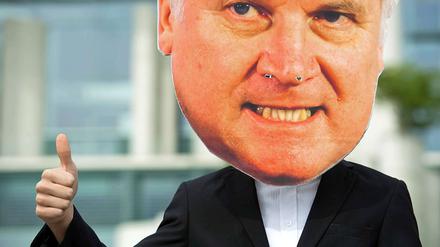 Na, wenigstens einer freut sich über das Betreuungsgeld: Ein Demonstrant vor dem Kanzleramt trägt eine übergroße Horst-Seehofer-Maske.