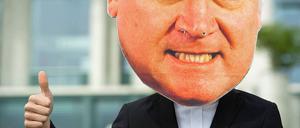 Na, wenigstens einer freut sich über das Betreuungsgeld: Ein Demonstrant vor dem Kanzleramt trägt eine übergroße Horst-Seehofer-Maske.