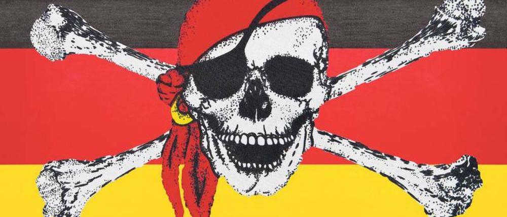 Vaterlandsverräter. Wenn deutsche Fans die deutsche Fahne schwenken, dann widmen die Piraten Schwarz-Rot-Gold zum Piratenwimpel um. Foto: imago