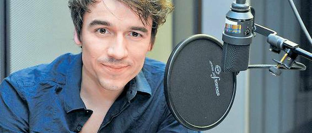 Schauspieler Alexander Khuon leiht Kommissar Polanski im RBB-„Radio-Tatort“ seine Stimme. Der muss in der neuen Folge den Selbstmord seiner Kollegin bewältigen. Foto: RBB
