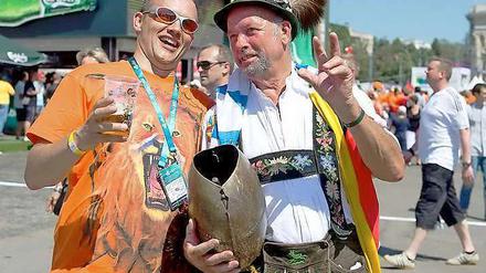 Deutsche und holländische Fans beim gemeinsamen Feiern vor dem Spiel in Charkiw. 
