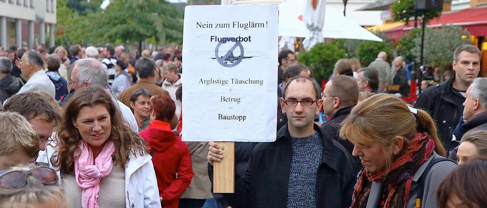1.500 Menschen versammelten sich am Montagabend auf dem Kleinmachnower Rathausmarkt, um gegen die geplanten Flugrouten des Flughafens BBI zu protestieren.