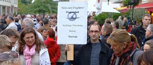 1.500 Menschen versammelten sich am Montagabend auf dem Kleinmachnower Rathausmarkt, um gegen die geplanten Flugrouten des Flughafens BBI zu protestieren.