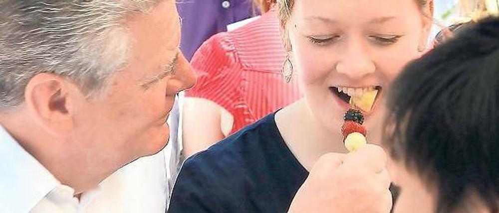 Mahlzeit. Bundespräsident Gauck im Dialog mit einer jungen Frau. Foto: dpa