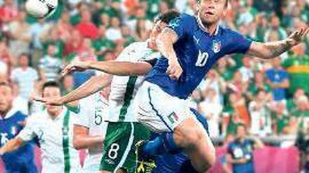 Gleich ist er drin. Antonio Cassano köpft den Ball zum 1:0 für Italien ins Tor, Irlands Keith Andrews kann es nicht verhindern. Foto: Reuters