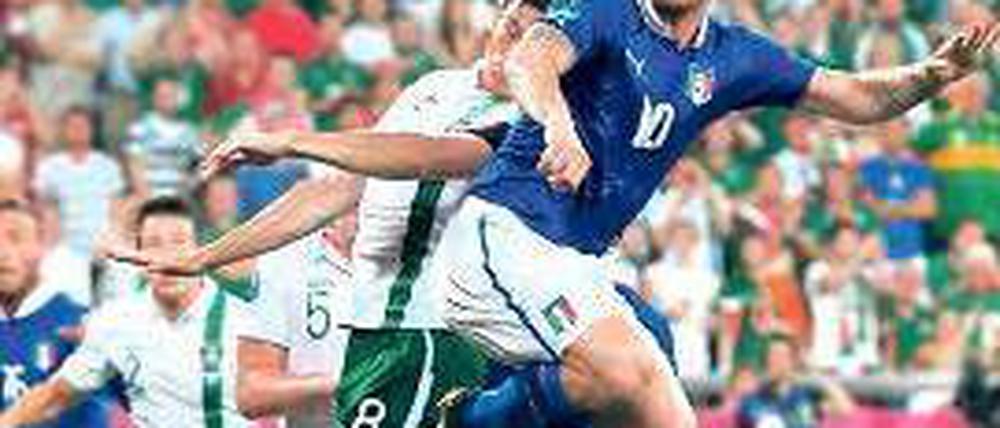 Gleich ist er drin. Antonio Cassano köpft den Ball zum 1:0 für Italien ins Tor, Irlands Keith Andrews kann es nicht verhindern. Foto: Reuters