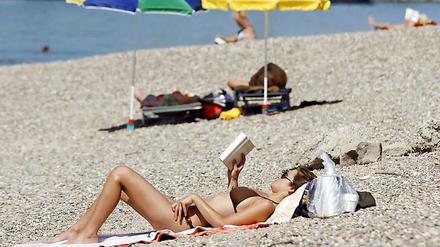 Entspannt am Strand. Damit es im Urlaub auch so bleibt, gilt es einiges zu beachten.