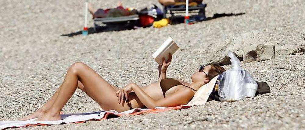 Entspannt am Strand. Damit es im Urlaub auch so bleibt, gilt es einiges zu beachten.