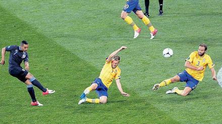 Theo Walcotts abgefälschter Distanzschuss zum 2:2 brachte England zurück ins Spiel. Foto: dapd