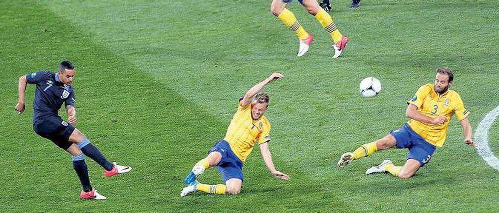 Theo Walcotts abgefälschter Distanzschuss zum 2:2 brachte England zurück ins Spiel. Foto: dapd