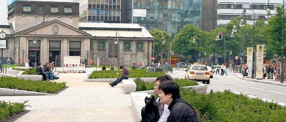 Grüne Achse. Am Wittenbergplatz ist der neue Mittelstreifen der Tauentzienstraße fertig. Manche Anrainer finden die Eibenbeete aber langweilig.