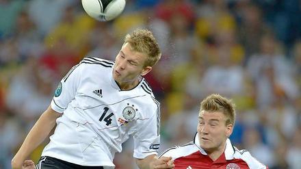 Badstuber (li.) im Duell mit dem Dänen Bendtner. 
