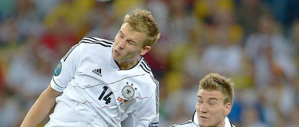 Badstuber (li.) im Duell mit dem Dänen Bendtner. 
