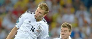 Badstuber (li.) im Duell mit dem Dänen Bendtner. 