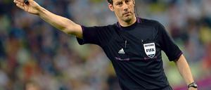 In der Kritik: Der deutsche Schiedsrichter Wolfgang Stark muss um weitere EM-Einsätze bangen.