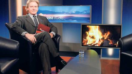 Gleich kommen die Gäste. Volker Panzer hat schon mal das Kaminfeuer in seinem TV-Salon angezündet. Foto: ZDF