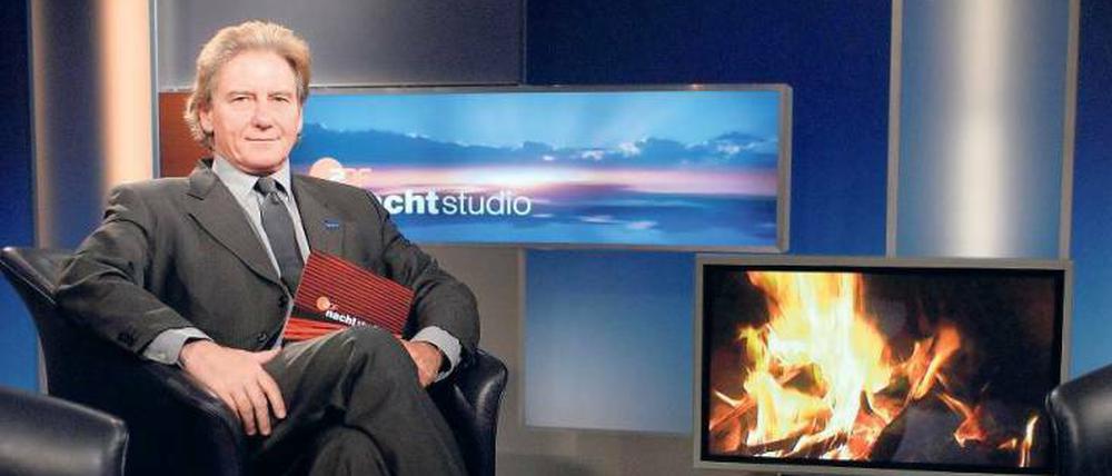 Gleich kommen die Gäste. Volker Panzer hat schon mal das Kaminfeuer in seinem TV-Salon angezündet. Foto: ZDF