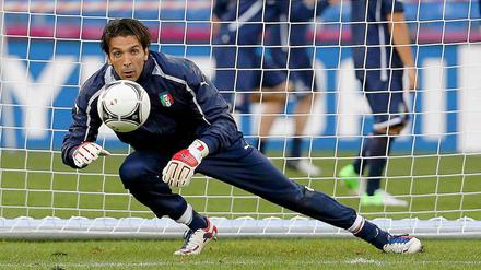 Gianluigi Buffon schaut auf Irland und nicht zum Spiel Spanien gegen Kroatien.