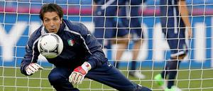 Gianluigi Buffon schaut auf Irland und nicht zum Spiel Spanien gegen Kroatien.