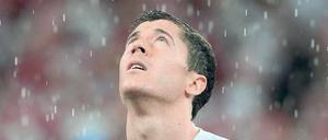 Hilfe von oben? Gab es nicht. Robert Lewandowski und die polnische Mannschaft standen nach dem 0:1 gegen Tschechien im Regen. 