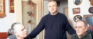 Rat und Tat. Rainer Jahns (Mitte) beim Ehepaar Richter in Lichtenrade.