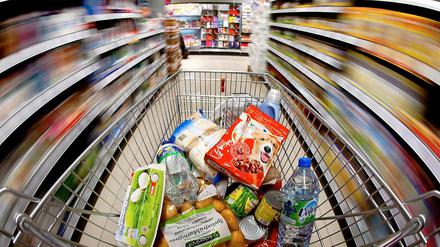 Abgespeist. Verbraucherschützer kritisieren, dass im Früchte-Tee von Hipp so viel Zucker steckt, und dass das alkoholfreie Bier von Clausthaler tatsächlich 0,45 Prozent Alkohol enthält.