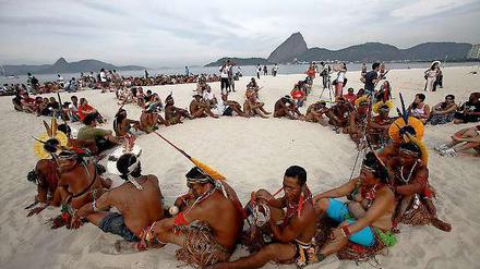 Ureinwohner Brasiliens protestieren am Strand von Rio gegen die Verschwendung von Naturressourcen.