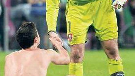 Sanfter Riese. Der 1,96 Meter große Petr Cech überragte gegen die Polen nicht nur Robert Lewandowski. Foto: Reuters