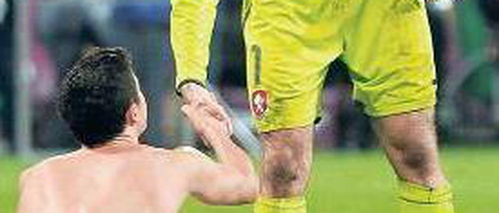 Sanfter Riese. Der 1,96 Meter große Petr Cech überragte gegen die Polen nicht nur Robert Lewandowski. Foto: Reuters