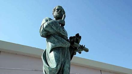 Schon Aristoteles beschäftigte sich mit Ästhetik und Moral. Die Ausstellung  „GUT & SCHÖN - SCHÖN & GUT“ in der Galerie Kunstkontor sucht Antworten bei dem früheren Philosophen, der als Statue in Thessaloniki verewigt wurde.