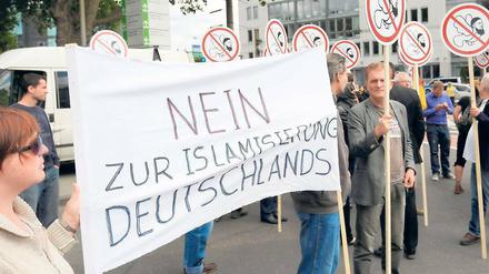 Anhänger der rechtsextremen und islamfeindlichen Splitterpartei Pro NRW protestieren am 9. Juni in Köln gegen eine von Salafisten organisierte Kundgebung.