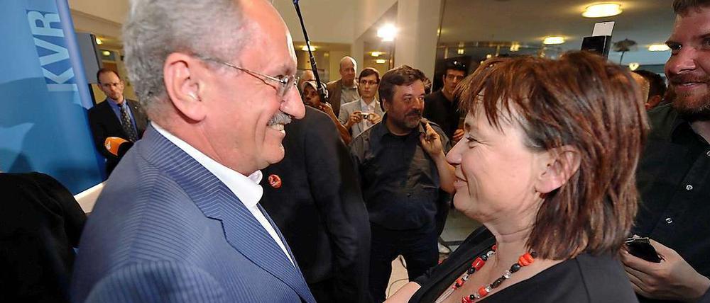 Der Münchner Oberbürgermeister Christian Ude (SPD) gratuliert der Startbahngegnerin Helga Stieglmeier vom Aktionsbündnis "AufgeMUCkt".