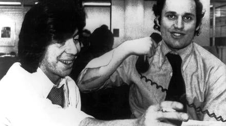 Die Mutter aller Skandale. Die Journalisten Carl Bernstein und Bob Woodward machten die Watergate-Affäre bekannt. Das Bild zeigt sie kurz nachdem sie erfahren haben, dass die Washington Post für diese Recherche den Pulitzer-Preis bekommen hat.
