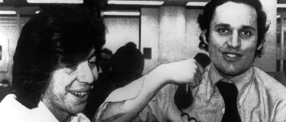 Die Mutter aller Skandale. Die Journalisten Carl Bernstein und Bob Woodward machten die Watergate-Affäre bekannt. Das Bild zeigt sie kurz nachdem sie erfahren haben, dass die Washington Post für diese Recherche den Pulitzer-Preis bekommen hat.