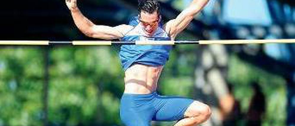 Meister! Malte Mohr überquert 5,82 Meter. Über die Weltjahres-Bestleistung von 5,92 Meter wagte er sich anschließend nicht. Das Verletzungsrisiko war ihm zu hoch. Foto: dpa