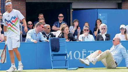 Ein Tritt zu viel. Nalbandian hat getroffen, der Linienrichter leidet darunter. Foto: dapd