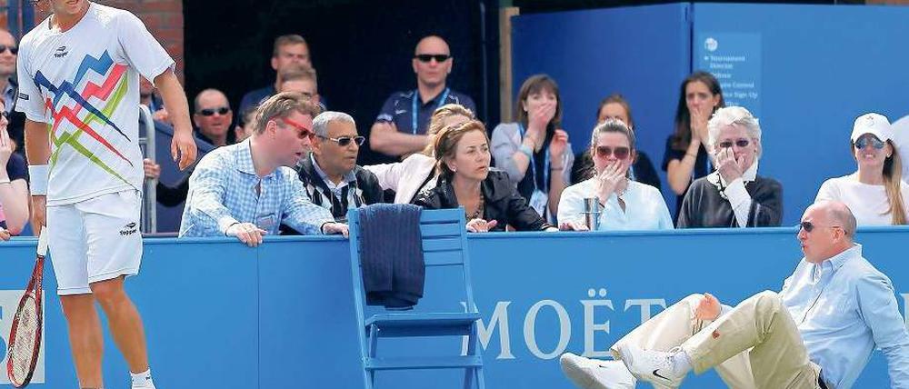 Ein Tritt zu viel. Nalbandian hat getroffen, der Linienrichter leidet darunter. Foto: dapd