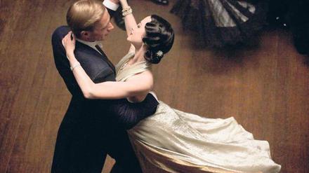 Dancing King. Edward (James D’Arcy) mit der bürgerlichen Wallis (Andrea Riseborough). 