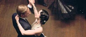 Dancing King. Edward (James D’Arcy) mit der bürgerlichen Wallis (Andrea Riseborough). 
