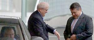 Spannt den Rettungsschirm: Rainer Brüderle beim Eintreffen von Sigmar Gabriel.