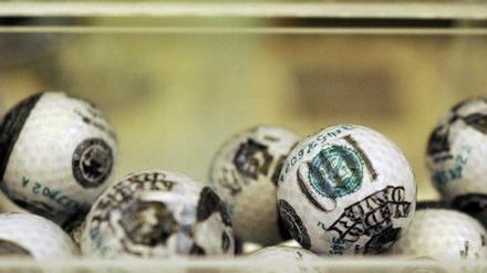 Wer seinen Reichtum auch auf dem Golfplatz zeigen will, kann sich die Dollar-Noten notfalls auf die Bälle drucken lassen.
