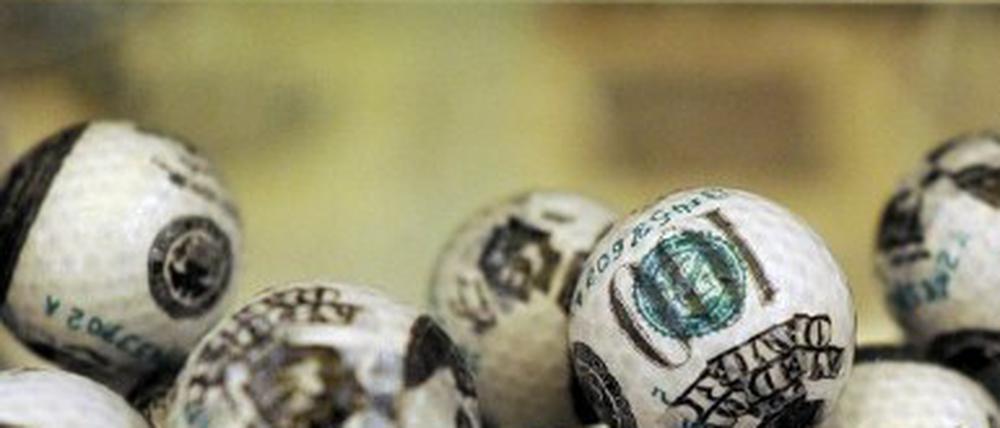 Wer seinen Reichtum auch auf dem Golfplatz zeigen will, kann sich die Dollar-Noten notfalls auf die Bälle drucken lassen.