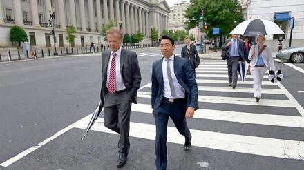 Unfreiwillig zu Fuß war Philipp Rösler mit dem deutschen Botschafter in den USA, Peter Ammon, unterwegs.