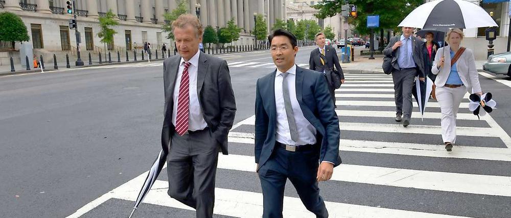 Unfreiwillig zu Fuß war Philipp Rösler mit dem deutschen Botschafter in den USA, Peter Ammon, unterwegs.