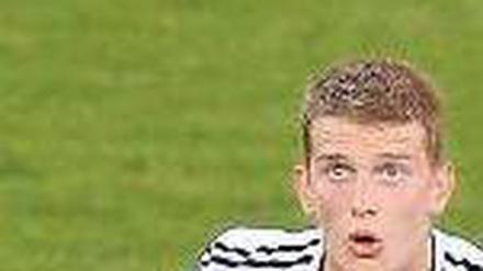 Alles gut im Blick. Lars Bender erzielte das entscheidende Tor zum 2:1 und rundete so seinen soliden Auftritt ab. Foto: dpa