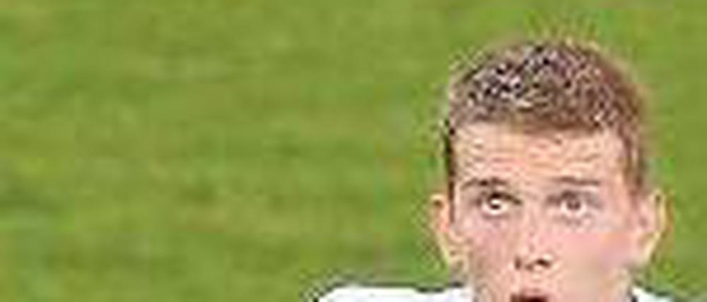 Alles gut im Blick. Lars Bender erzielte das entscheidende Tor zum 2:1 und rundete so seinen soliden Auftritt ab. Foto: dpa