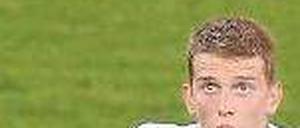 Alles gut im Blick. Lars Bender erzielte das entscheidende Tor zum 2:1 und rundete so seinen soliden Auftritt ab. Foto: dpa