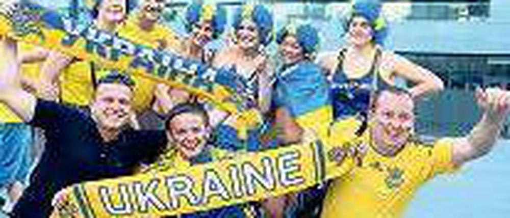Ukraine 12 Points. Mit ihrem, wenn auch etwas eintönigen, Fangesang vertreiben die Ukrainer sogar Wolken. Foto: dapd