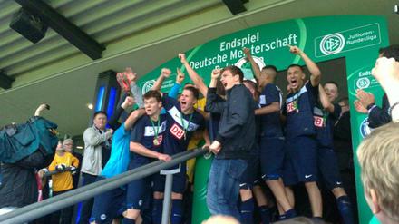 Unglaubliche Bilder: Hertha-Spieler in Jubel-Pose.