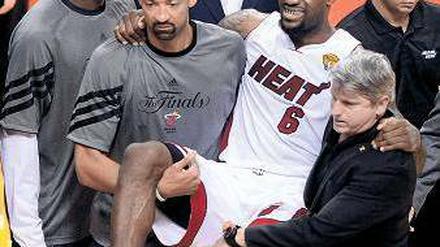 Auf Händen hinausgetragen. LeBron James wurde von Krämpfen geschüttelt. Foto: dpa
